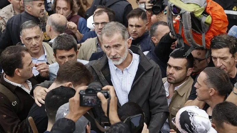 Короля Іспанії назвали “вбивцею” та закидали брудом: у чому причина