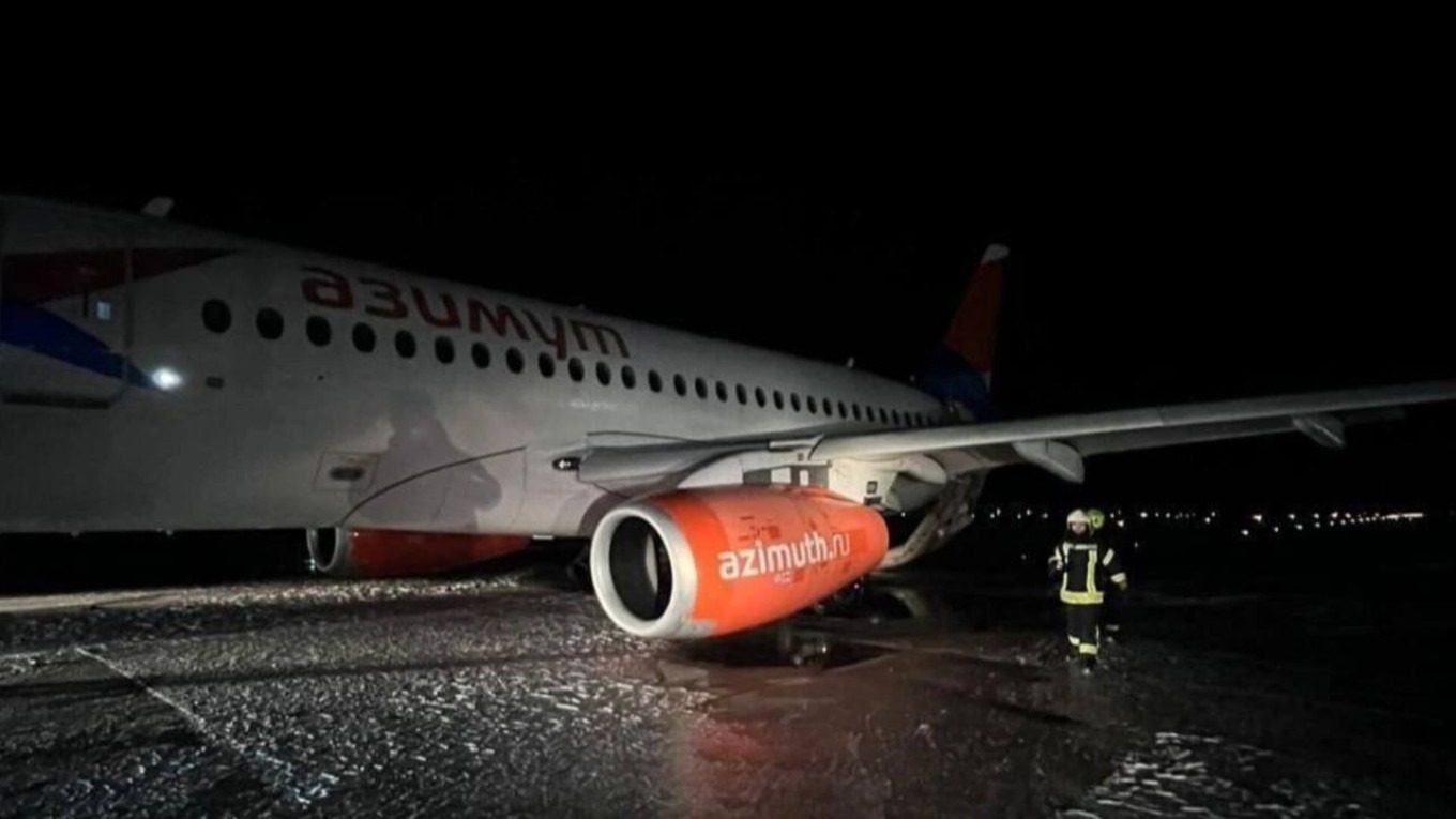 Російський літак спалахнув з туристами на борту в Туреччині
