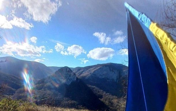 В оккупированном Крыму подняли флаг Украины: детали