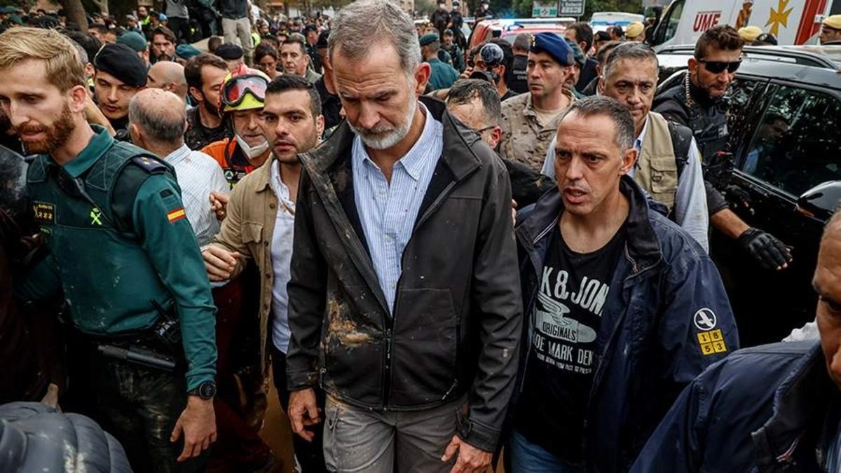 Короля Іспанії назвали “вбивцею” та закидали брудом: у чому причина