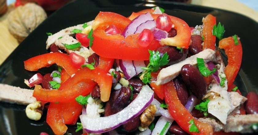 Мясной салат «Тбилиси» для новогоднего стола: рецепт сытного блюда
