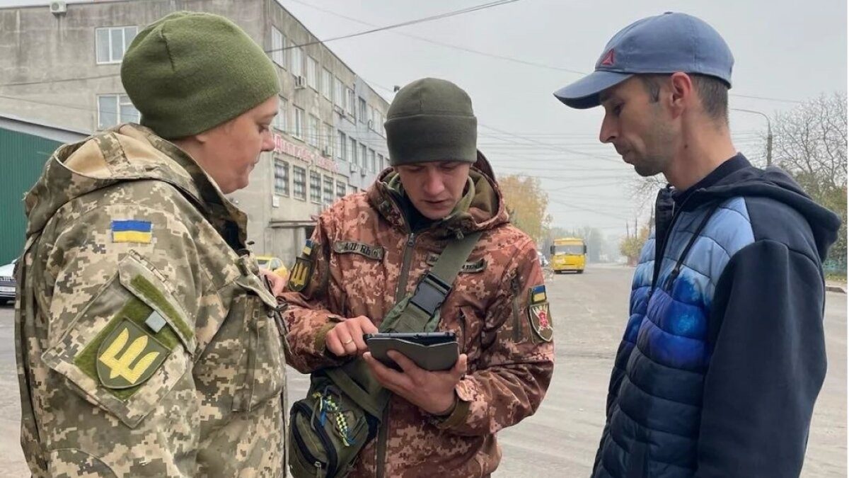 Проверки ТЦК на улице: законно ли требование показать телефон