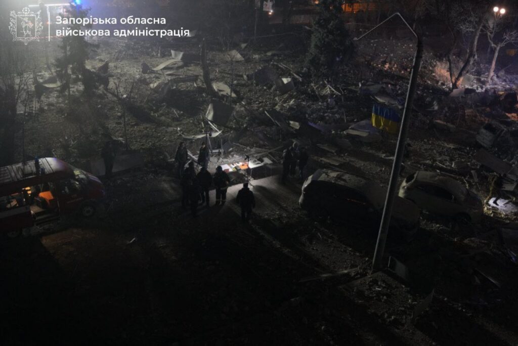 Російські окупанти завдали ракетного удару по Запоріжжю: є загиблі та поранені 10 Російські окупанти завдали ракетного удару по Запоріжжю: є загиблі та поранені
