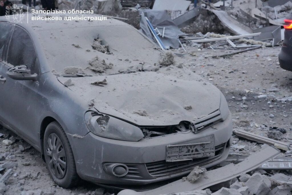Російські окупанти завдали ракетного удару по Запоріжжю: є загиблі та поранені 13 Російські окупанти завдали ракетного удару по Запоріжжю: є загиблі та поранені
