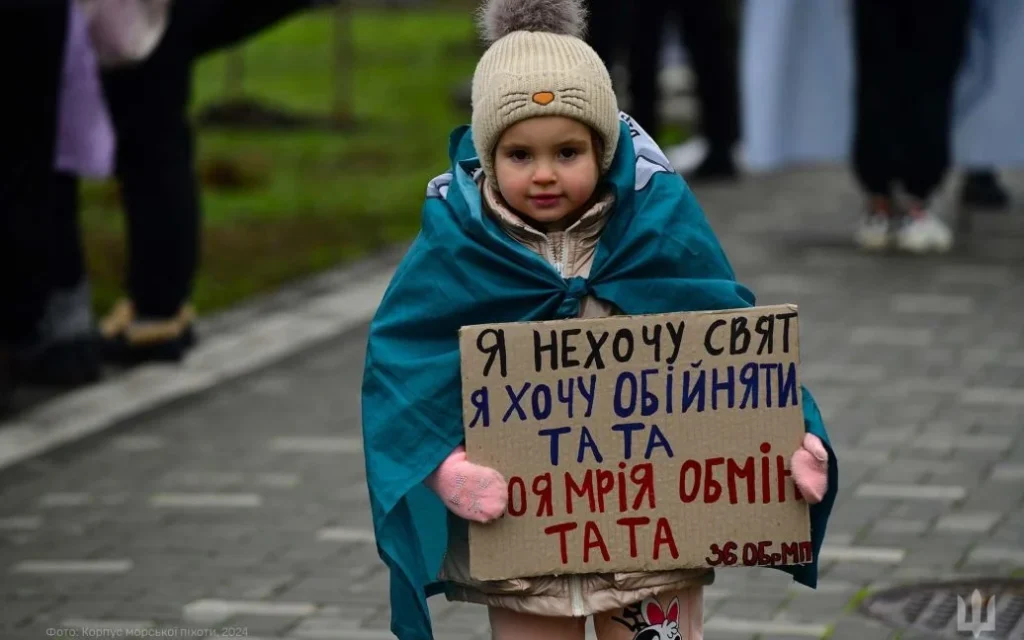 Сбылась новогодняя мечта дочери морпеха: хотела обнять папу (фото)