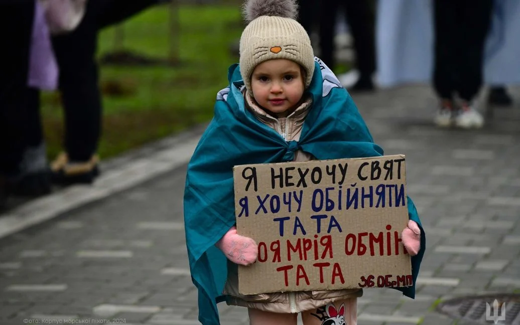 Сбылась новогодняя мечта дочери морпеха: хотела обнять папу (фото) ➤ Prozoro.net.ua