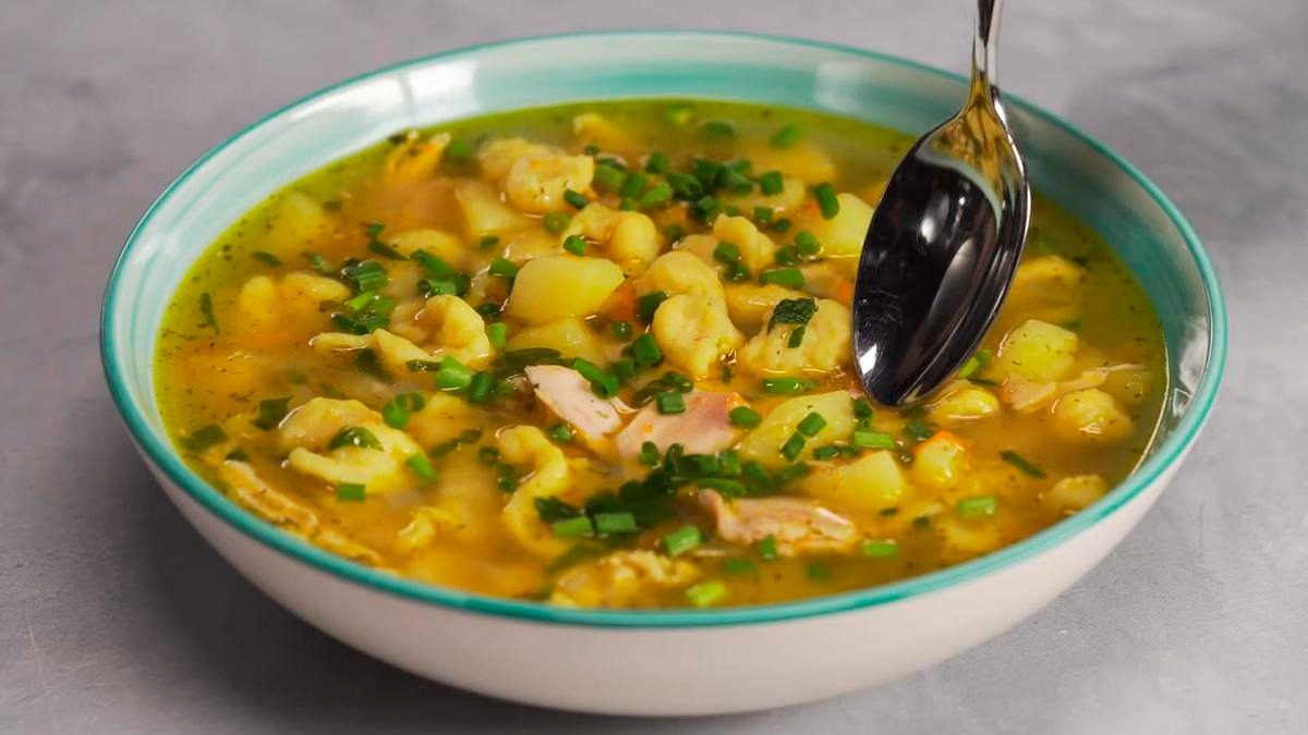 Вкусно и сытно: простой и ароматный суп, которым наестся вся семья
