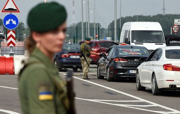 Виїзд за кордон на авто: з 1 січня на водіїв чекають нові правила