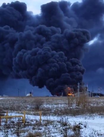 На Росії масштабного палає атакована дронами нафтобаза в Орлі: відео 3 На Росії масштабного палає атакована дронами нафтобаза в Орлі: відео