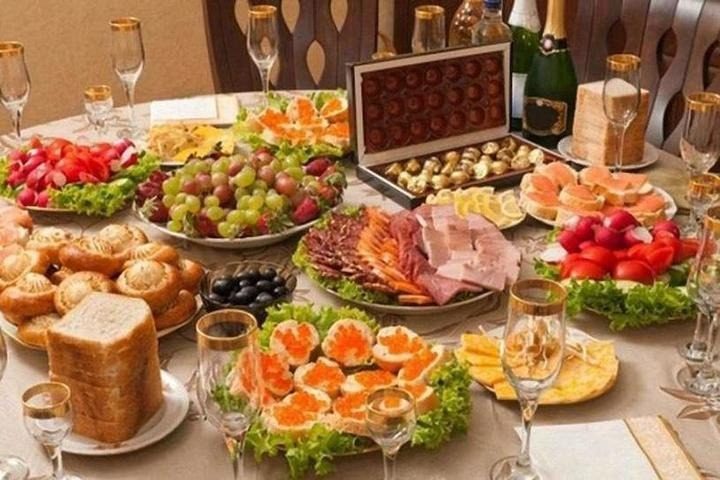 Вы разозлите Зеленую Змею: что нельзя ставить на новогодний стол 2025