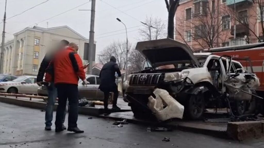 В Донецке взорвали авто начальника Еленовской колонии (фото, видео) 5 В Донецке взорвали авто начальника Еленовской колонии (фото, видео)