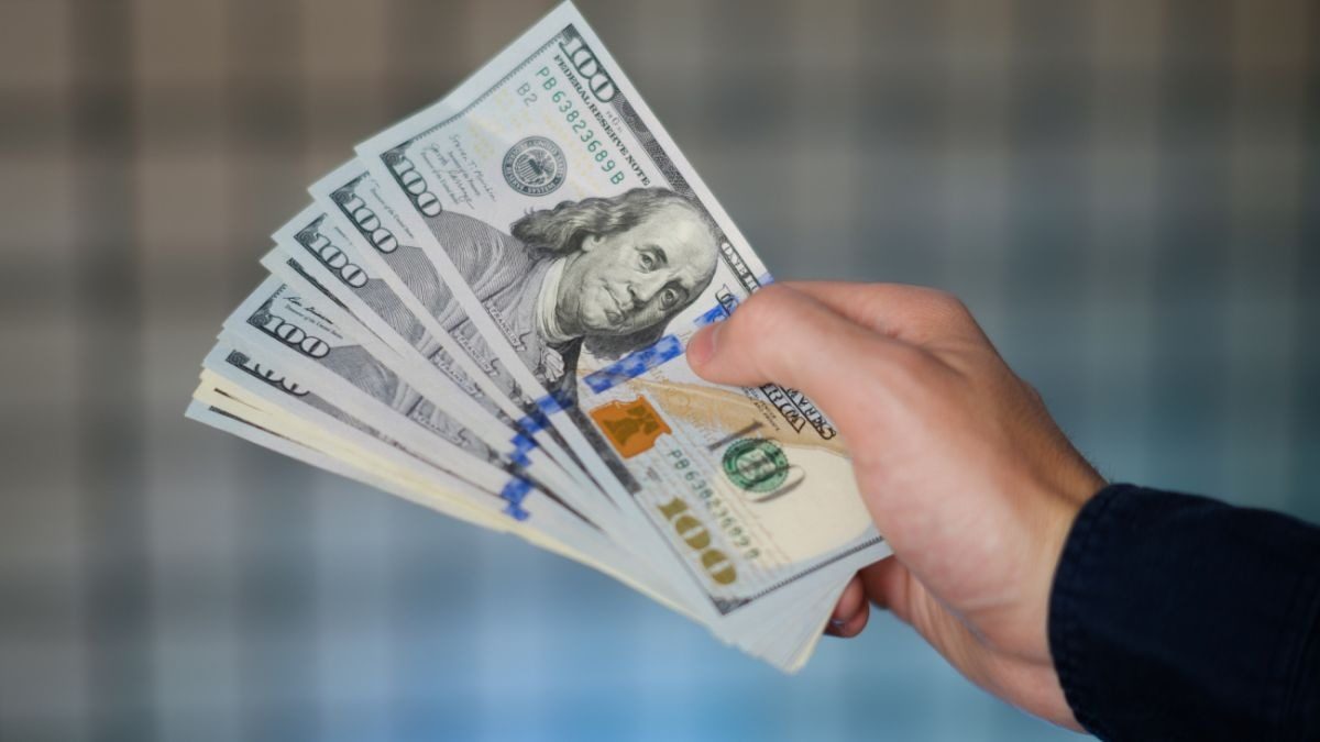 Сколько будут стоить 100 долларов в ближайшее время: банкир