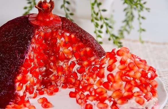Салат в виде змеи на новогодний стол: приготовить легко