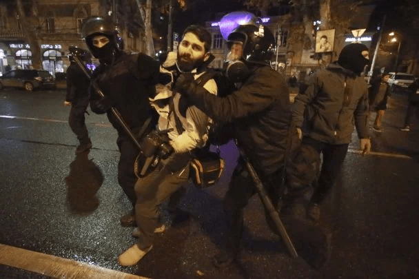 Жесткий Майдан в Грузии: ситуация обострилась