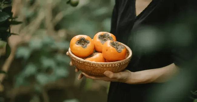 Для чого хурму заливають водою: корисний лайфгак