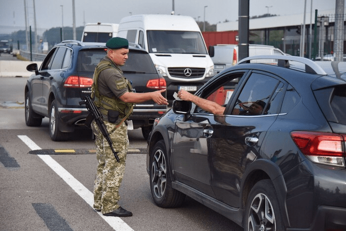 Українців будуть повертати з-за кордону: як це здійснюватимуть та чи можна це робити силоміць