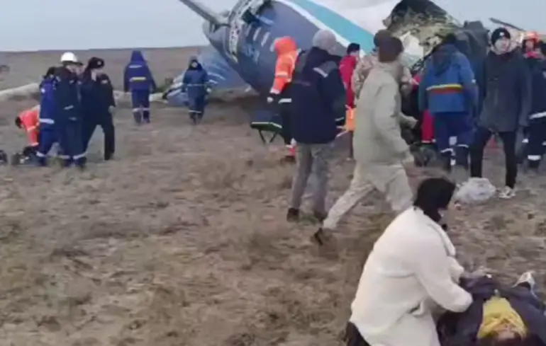 Пассажирский самолет разбился в Казахстане: есть погибшие (фото, видео) 8 Пассажирский самолет разбился в Казахстане: есть погибшие (фото, видео)