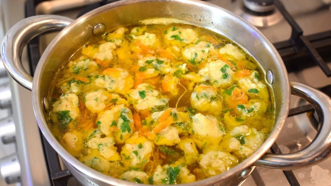 Вкусно и сытно: простой и ароматный суп, которым наестся вся семья