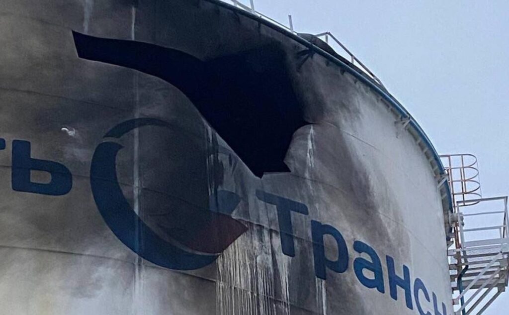 На Росії масштабного палає атакована дронами нафтобаза в Орлі: відео 6 На Росії масштабного палає атакована дронами нафтобаза в Орлі: відео