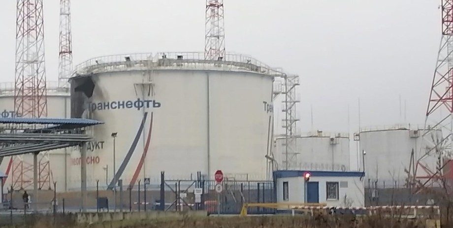 На Росії масштабного палає атакована дронами нафтобаза в Орлі: відео