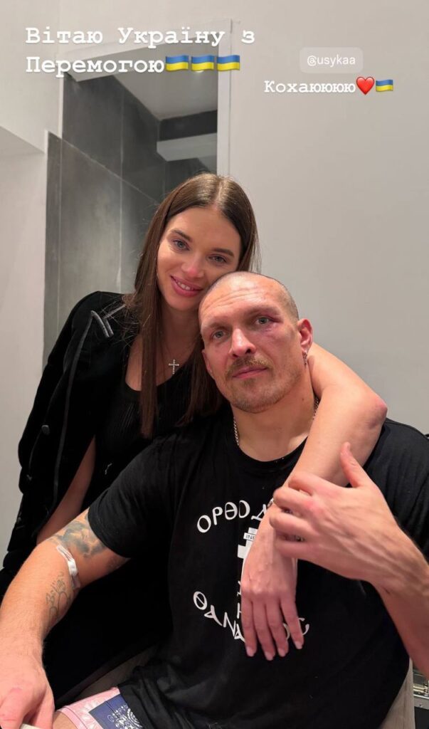 Дружина Усика показала милі фото з Олександром у роздягальні одразу після бою 5 Дружина Усика показала милі фото з Олександром у роздягальні одразу після бою