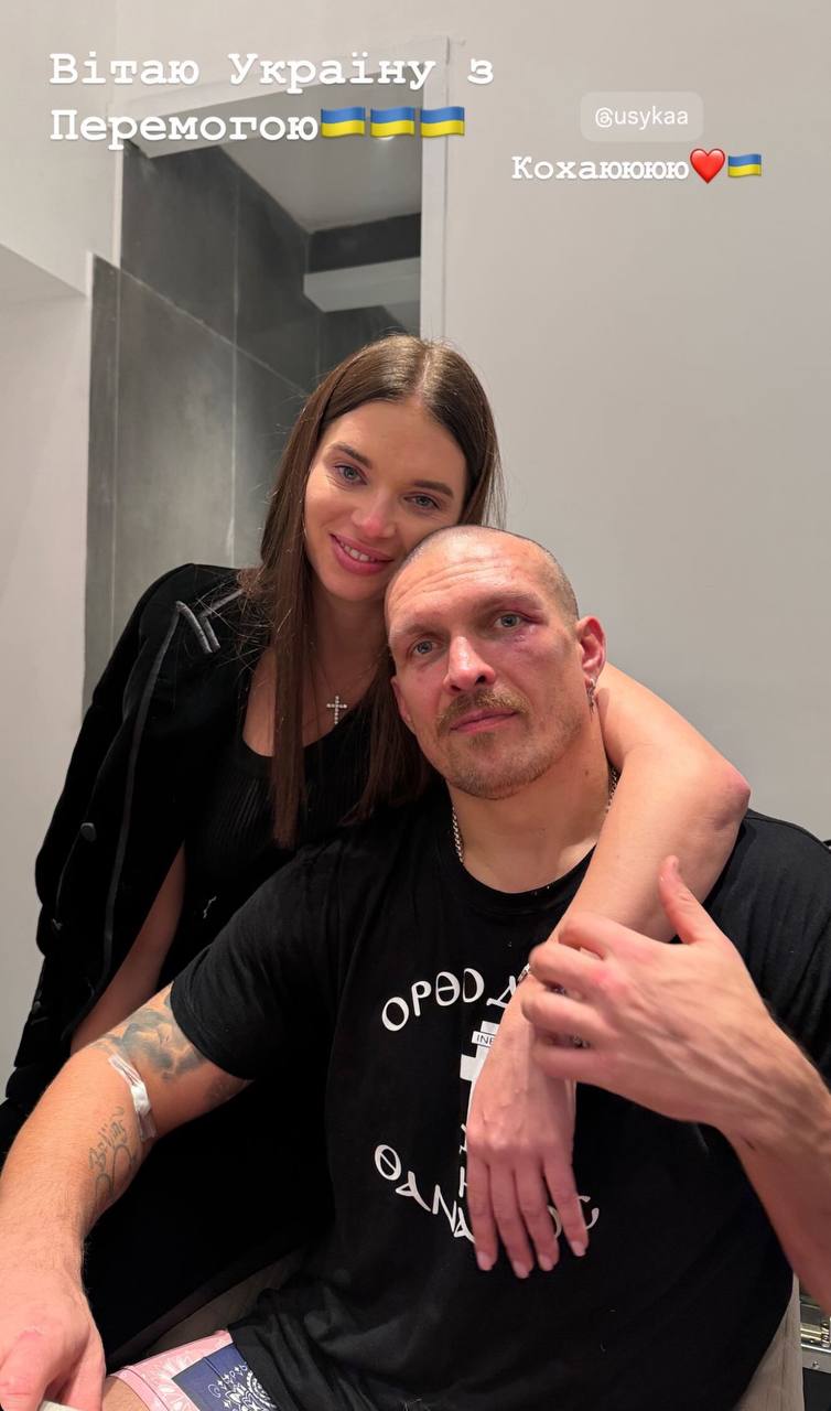Дружина Усика показала милі фото з Олександром у роздягальні одразу після бою 
