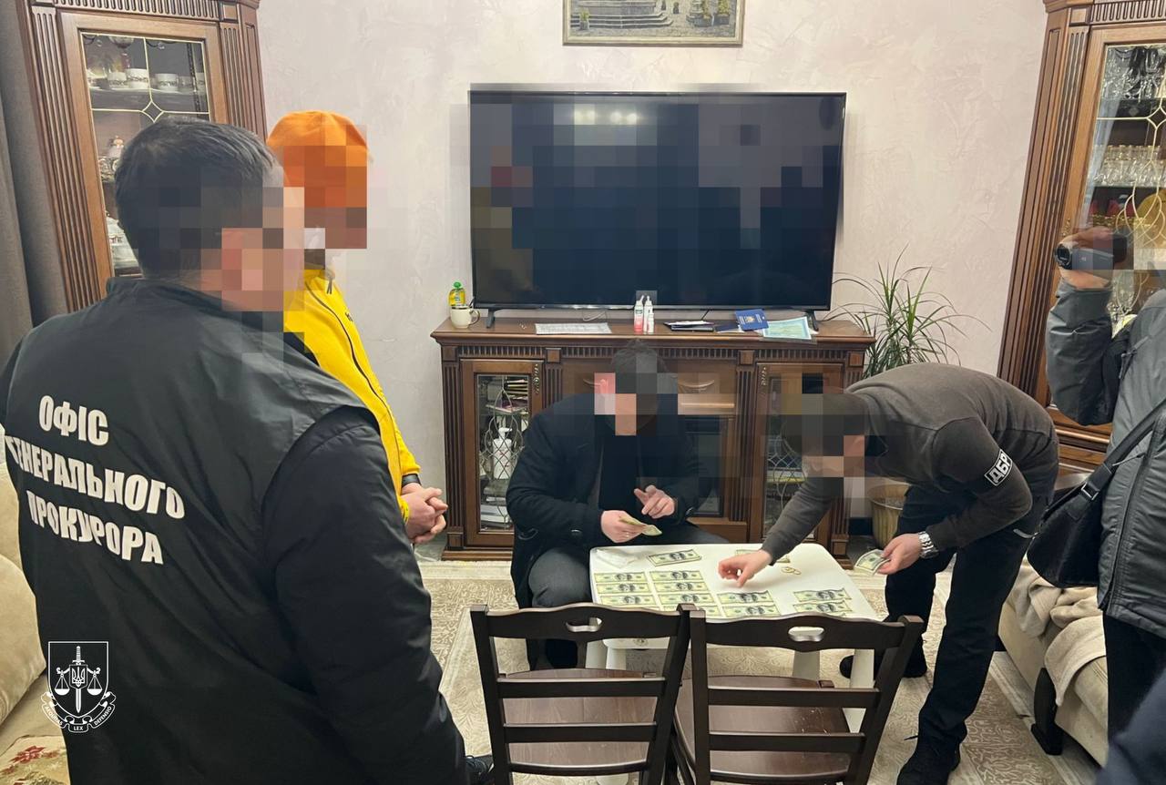 Ховали гроші в унітазі: на Львівщині затримали двох посадовців (фото)