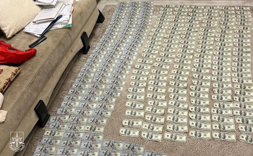 Ховали гроші в унітазі: на Львівщині затримали двох посадовців (фото) ➤ Prozoro.net.ua