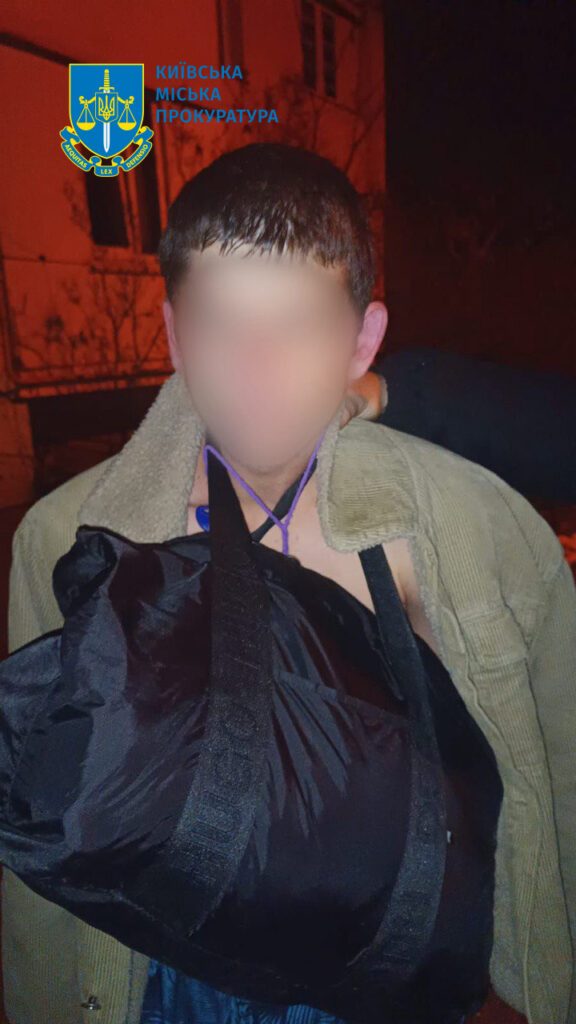 В Киеве задержан мужчина, который за тысячу долларов поджег авто военного (фото) 8 В Киеве задержан мужчина, который за тысячу долларов поджег авто военного (фото)