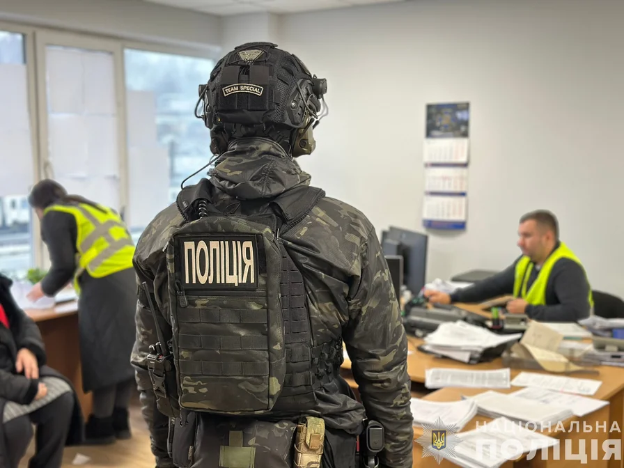 Працівників УЗ підозрюють у зароблянні мільйонів на квитках за кордон