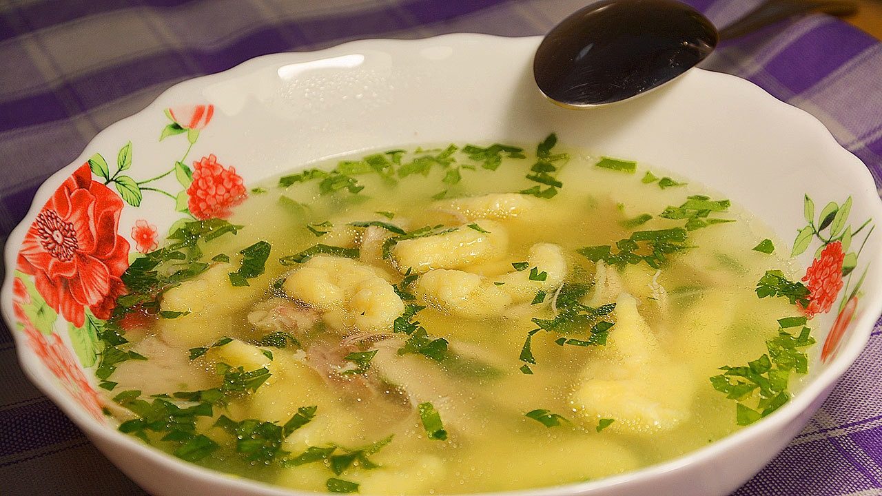 Вкусно и сытно: простой и ароматный суп, которым наестся вся семья