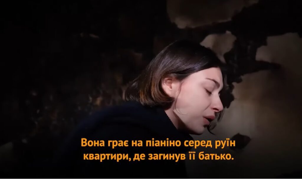 Девушка из Тернополя сыграла на руинах дома, где погиб отец: видео 3 Девушка из Тернополя сыграла на руинах дома, где погиб отец: видео