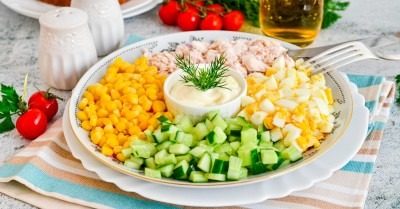 Станет украшением новогоднего стола: рецепт салата «Кукуруза»