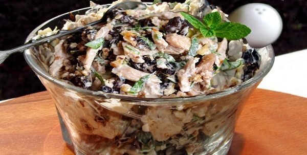 Настоящий хит: этот салат с курицей и черносливом съедят первым ➤ Prozoro.net.ua