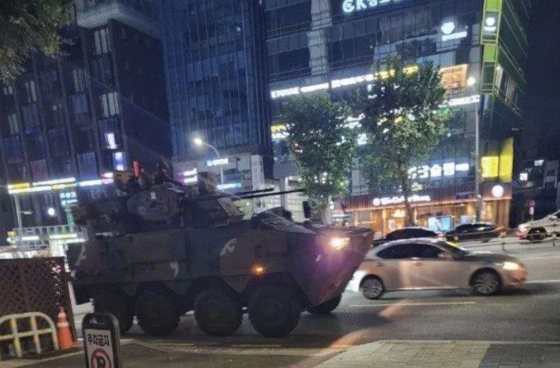 В Сеуле вспыхнули стычки из-за объявления военного положения (фото) 6 В Сеуле вспыхнули стычки из-за объявления военного положения (фото)