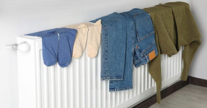 Чому не можна сушити речі на батареях: п’ять вагомих причин