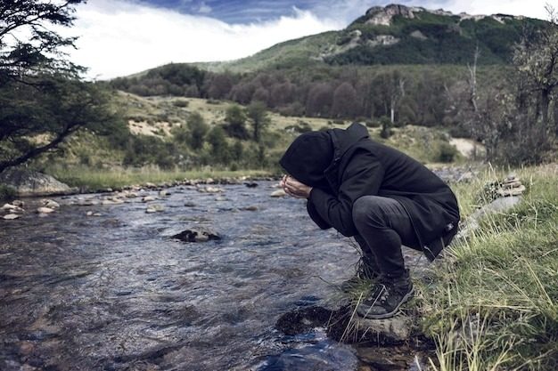 Женщина утолила жажду у ручья, а потом увидела, что лежит в воде
