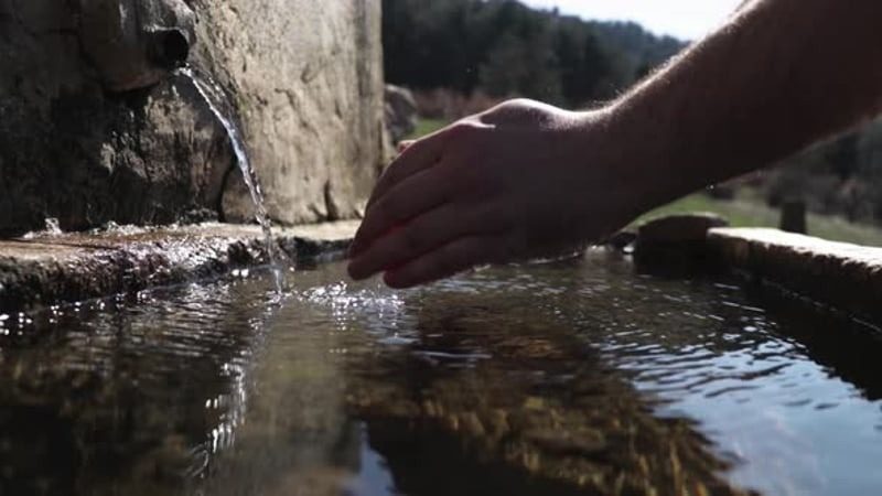 Женщина утолила жажду у ручья, а потом увидела, что лежит в воде