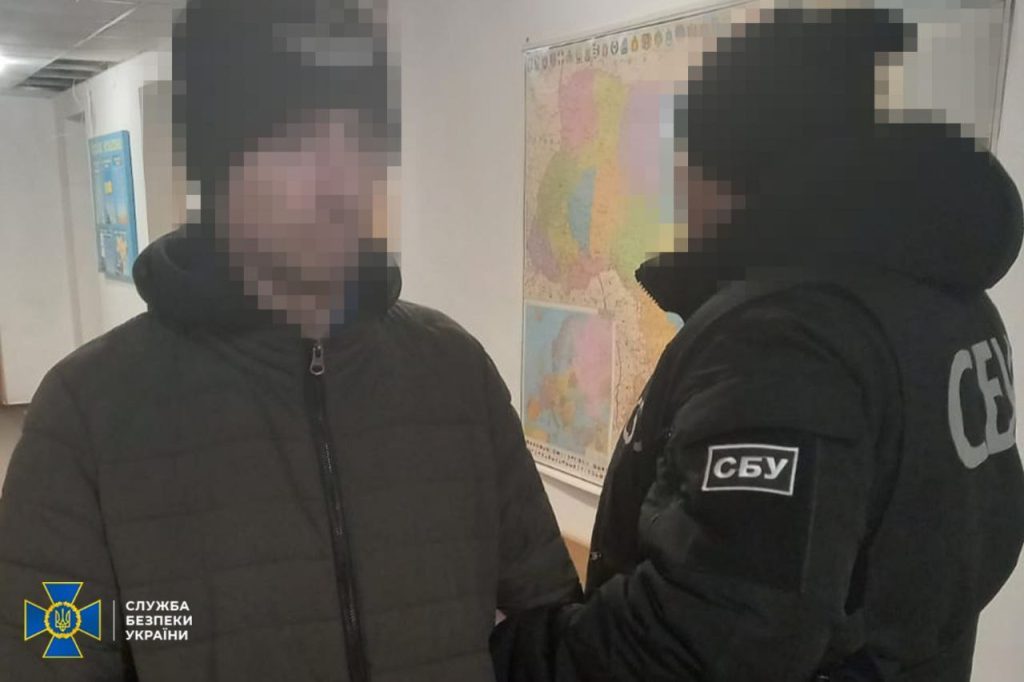 СБУ задержала поджигателей авто военных: продались за рубли (фото)