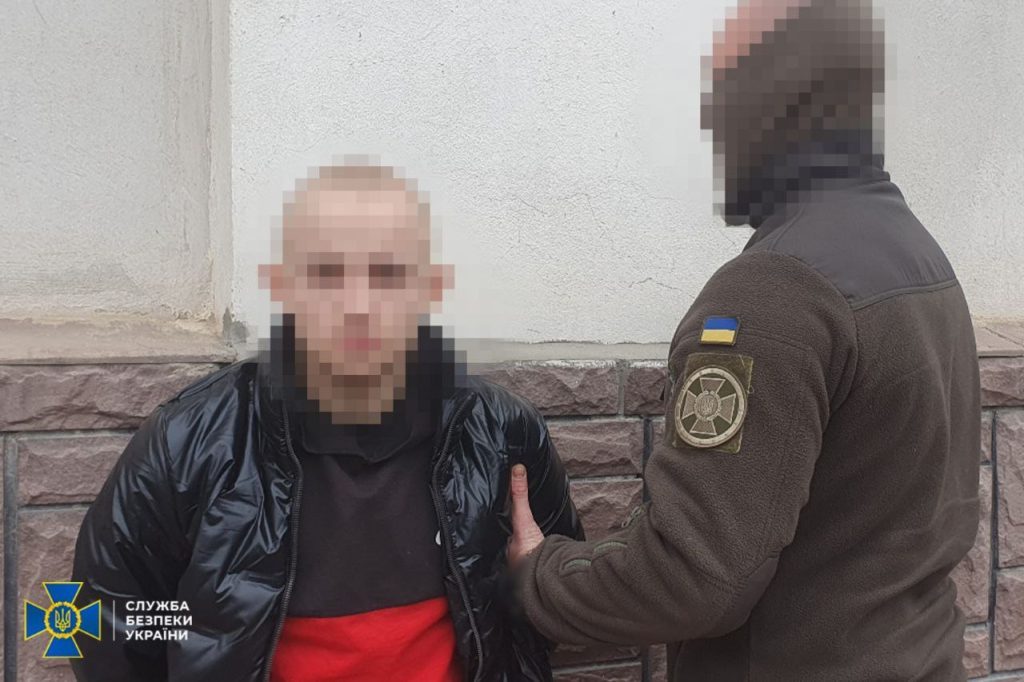 СБУ задержала поджигателей авто военных: продались за рубли (фото)