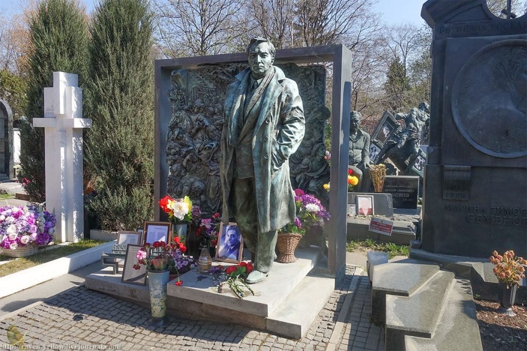 Хоронили в долг, на памятник скидывались: фото могилы Тихонова 3 Хоронили в долг, на памятник скидывались: фото могилы Тихонова