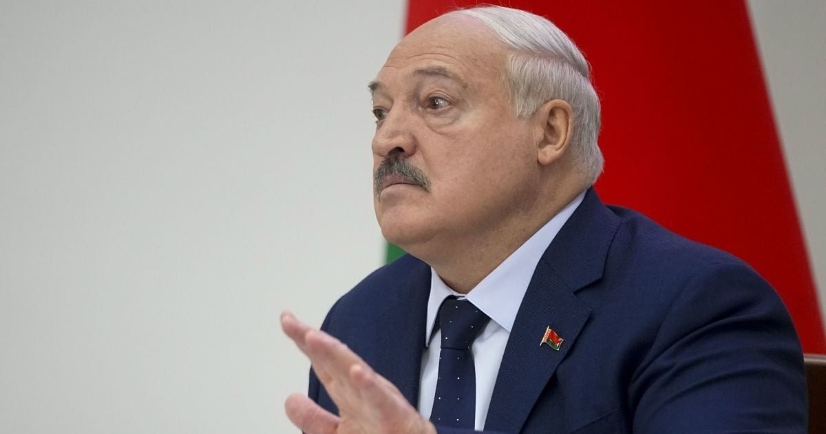 Лукашенко во время заседания передали снюс: курьезный момент попал на видео