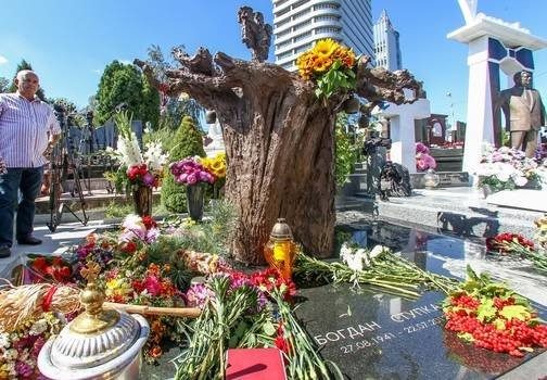 Перевернуте дерево замість хреста: як виглядає могила Ступки 3 Перевернуте дерево замість хреста: як виглядає могила Ступки
