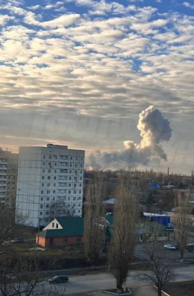 У Ростовській області РФ після вибуху здійнявся стовп диму в районі складів хімкомбінату: фото 3 У Ростовській області РФ після вибуху здійнявся стовп диму в районі складів хімкомбінату: фото