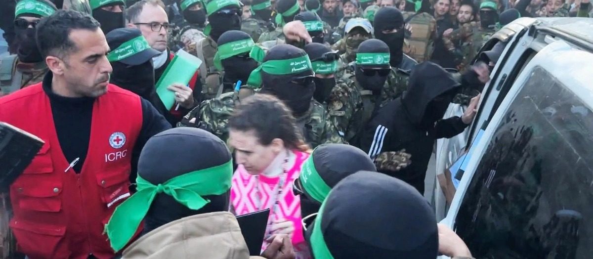 ХАМАС перед визволенням вручив ізраїльським заручницям “подарунки”