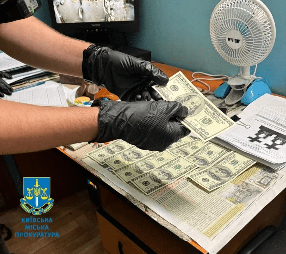 Працівниця напівзакритого кладовища у Києві продавала місця для поховання: її викрили (фото)