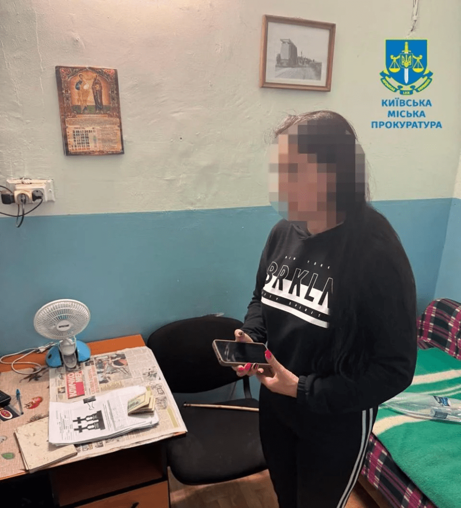 Працівниця напівзакритого кладовища у Києві продавала місця для поховання: її викрили (фото)