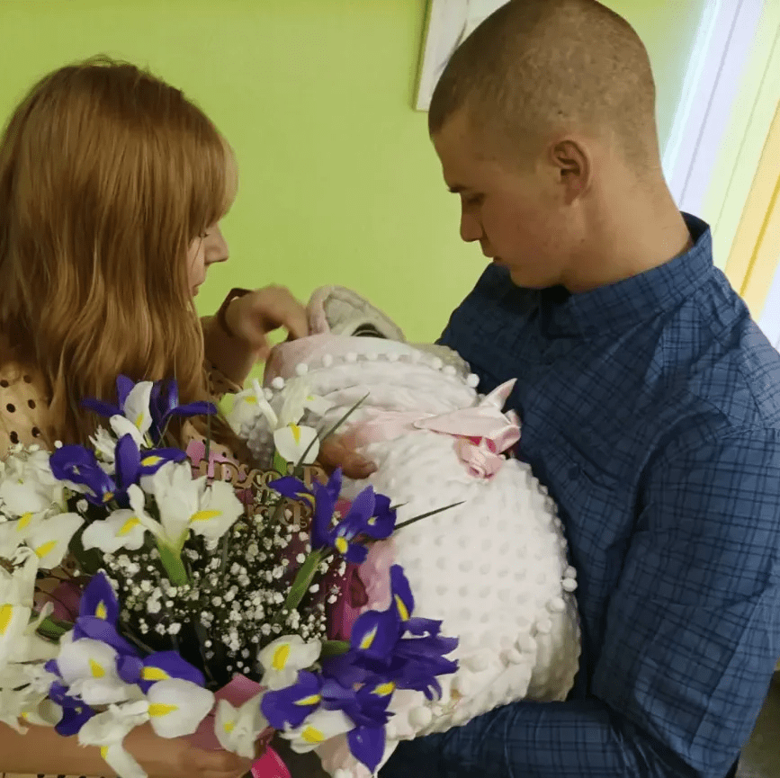 На Київщині російський дрон вбив на зупинці матір дворічної дівчинки