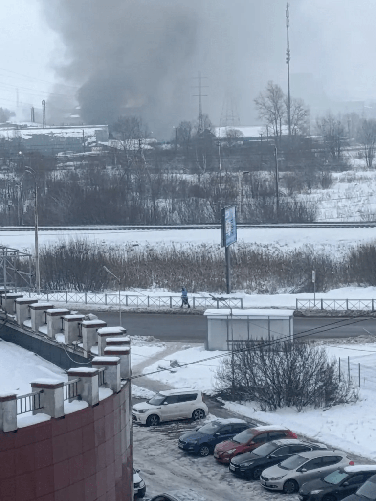 Велетенські стовпи диму видно здалеку: в Ленінградській області зайнялася сильна пожежа (фото, відео)