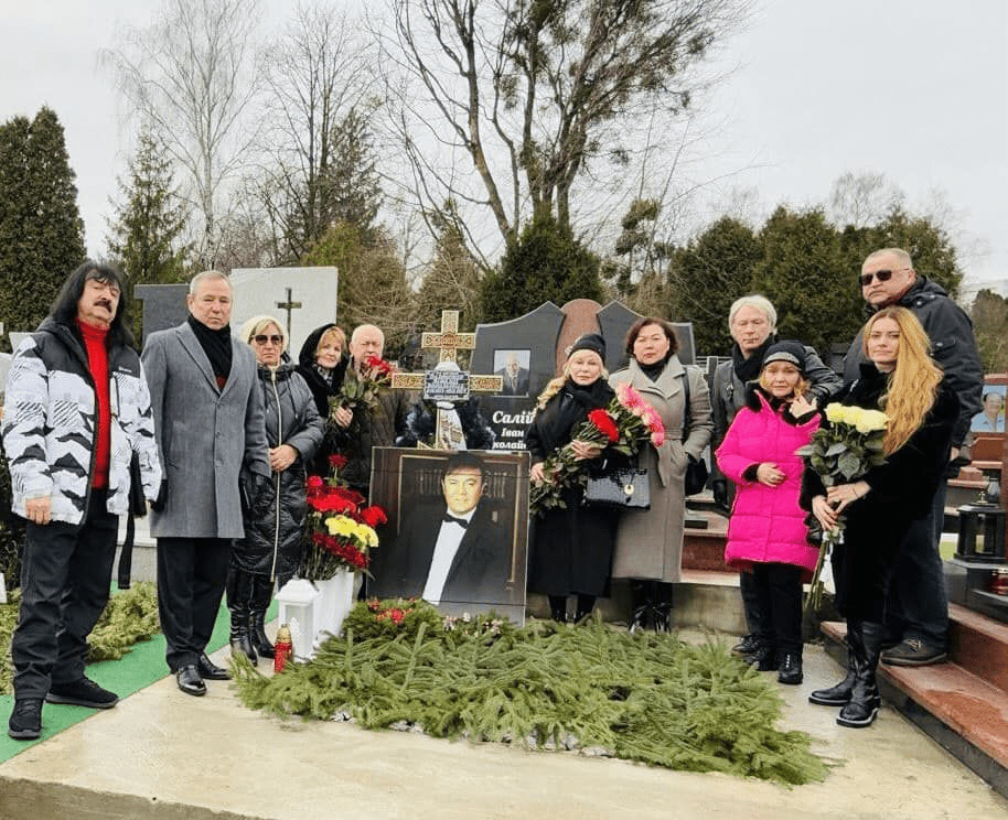 Вдова Віталія Білоножка відвідала могилу чоловіка у перші роковини смерті: фото 3 Вдова Віталія Білоножка відвідала могилу чоловіка у перші роковини смерті: фото